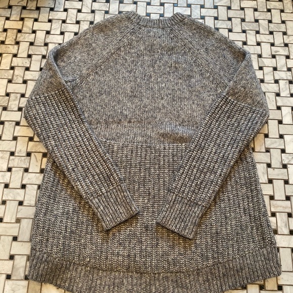 Banana Republic Sweater - Picture 4 of 4